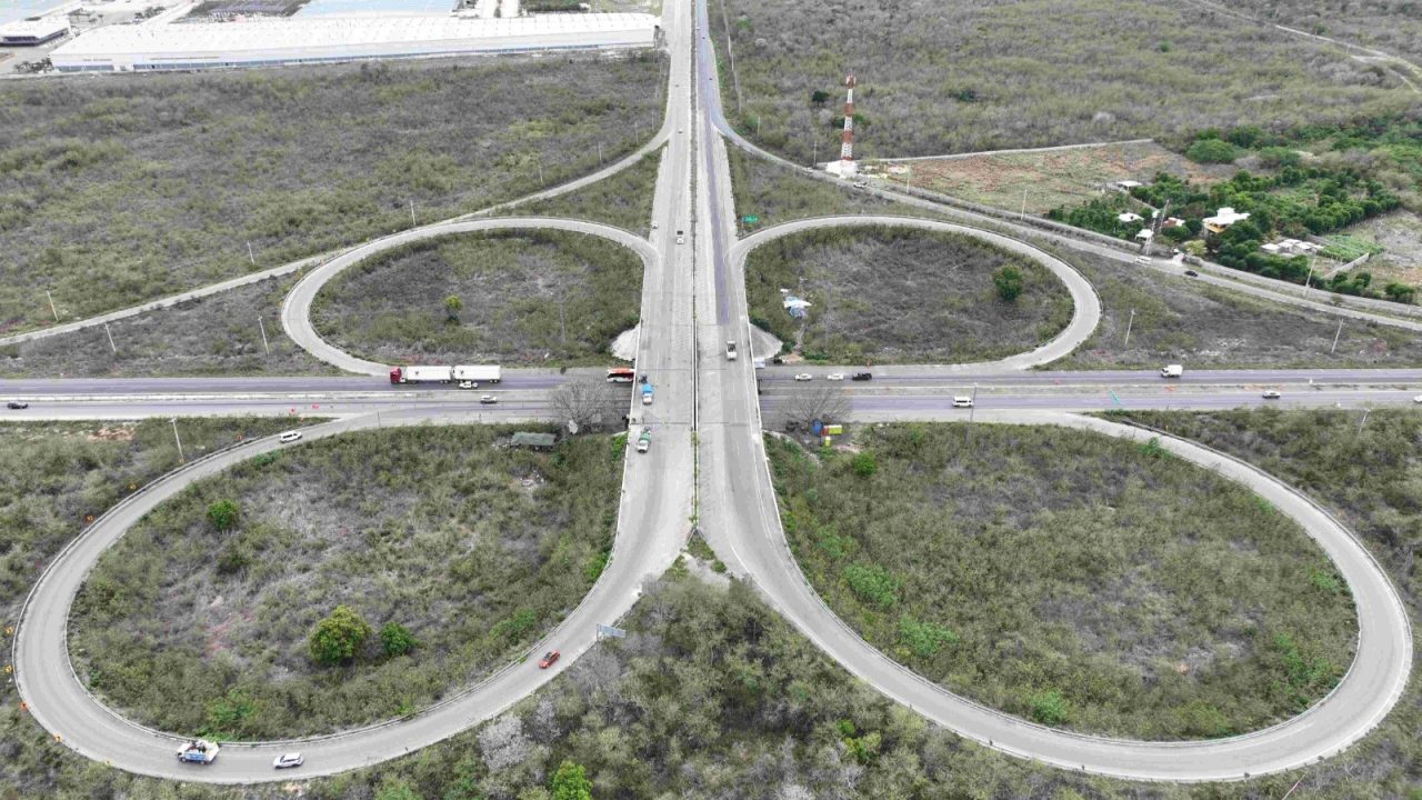 SICT realiza mantenimiento en el Distribuidor Vial Teya y puente a Celestún