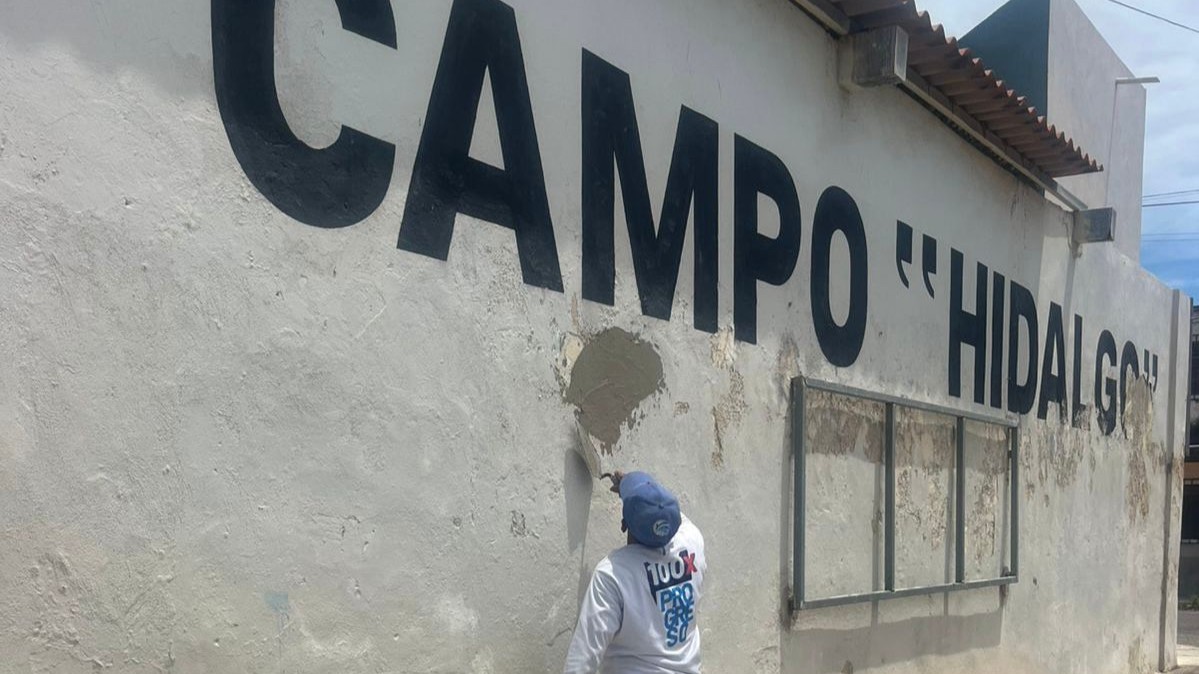 Ayuntamiento de Progreso mejora campos deportivos con trabajos de mantenimiento en Hidalgo y Chicxulub Puerto