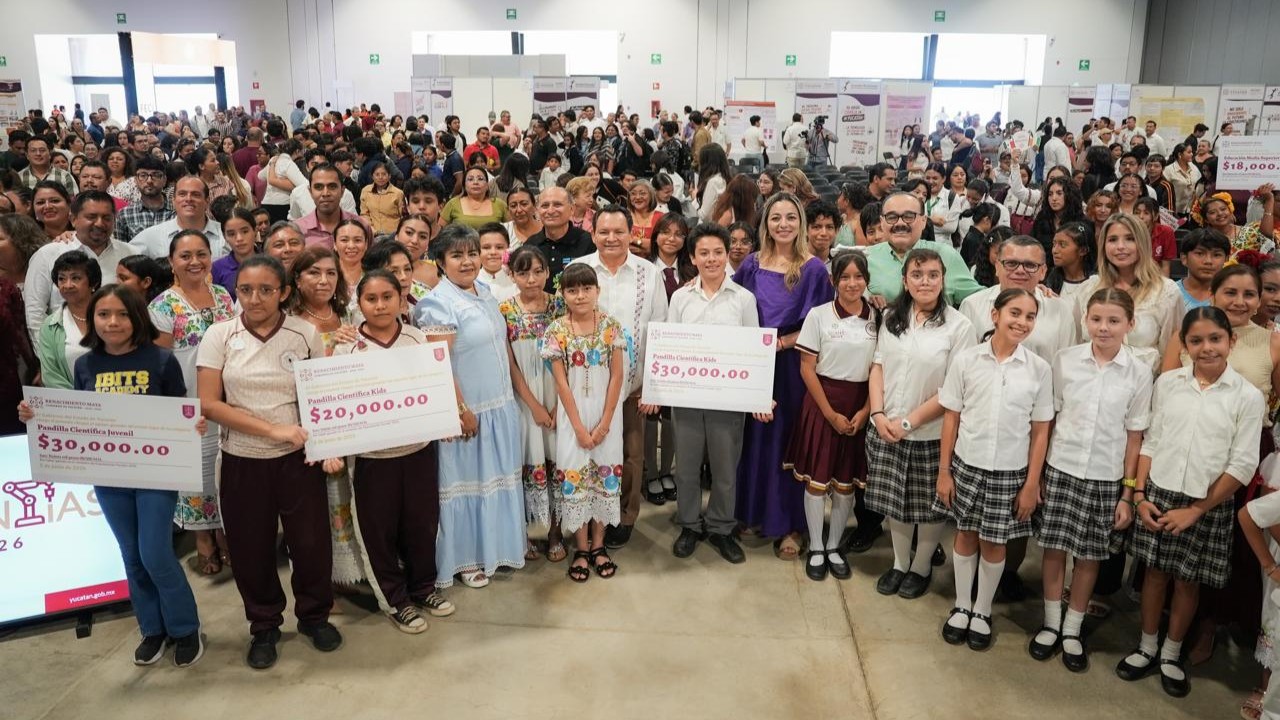 Joaquín Díaz Mena premia proyectos científicos y entrega apoyos de movilidad internacional a estudiantes yucatecos
